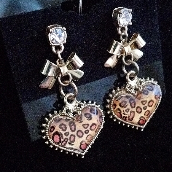 Vintage BETSEY JOHNSON Leaping Leopards Collection Bow & Heart Dangle Earrings. - Picture 4 of 6